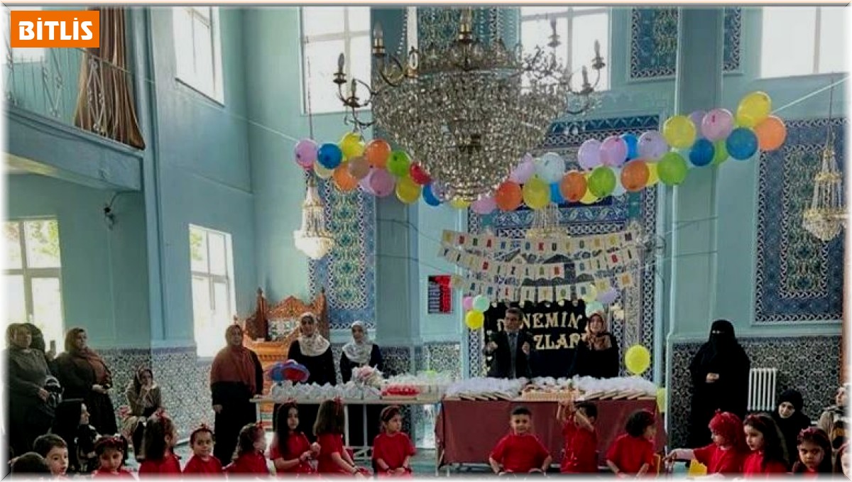 Kur'an kursu öğrencilerinden yılsonu etkinliği