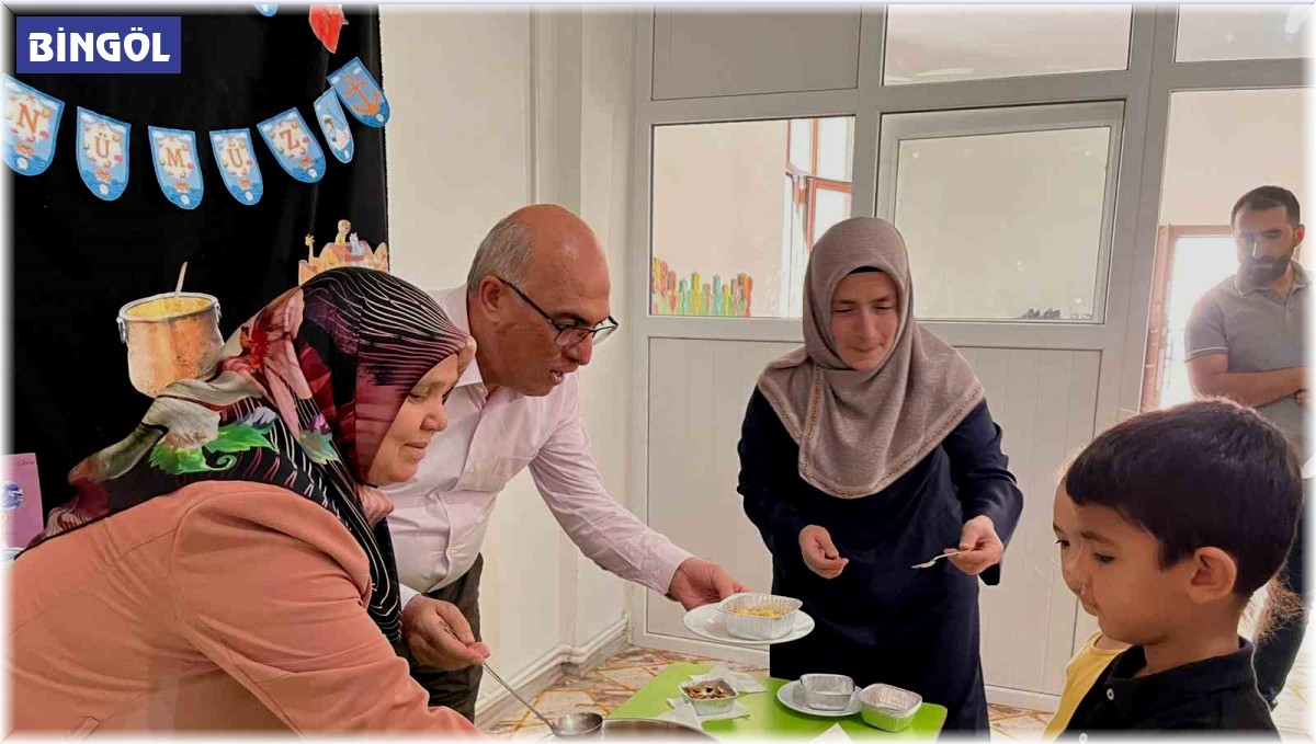 Kur-an kursu öğrencilerine aşure dağıtıldı