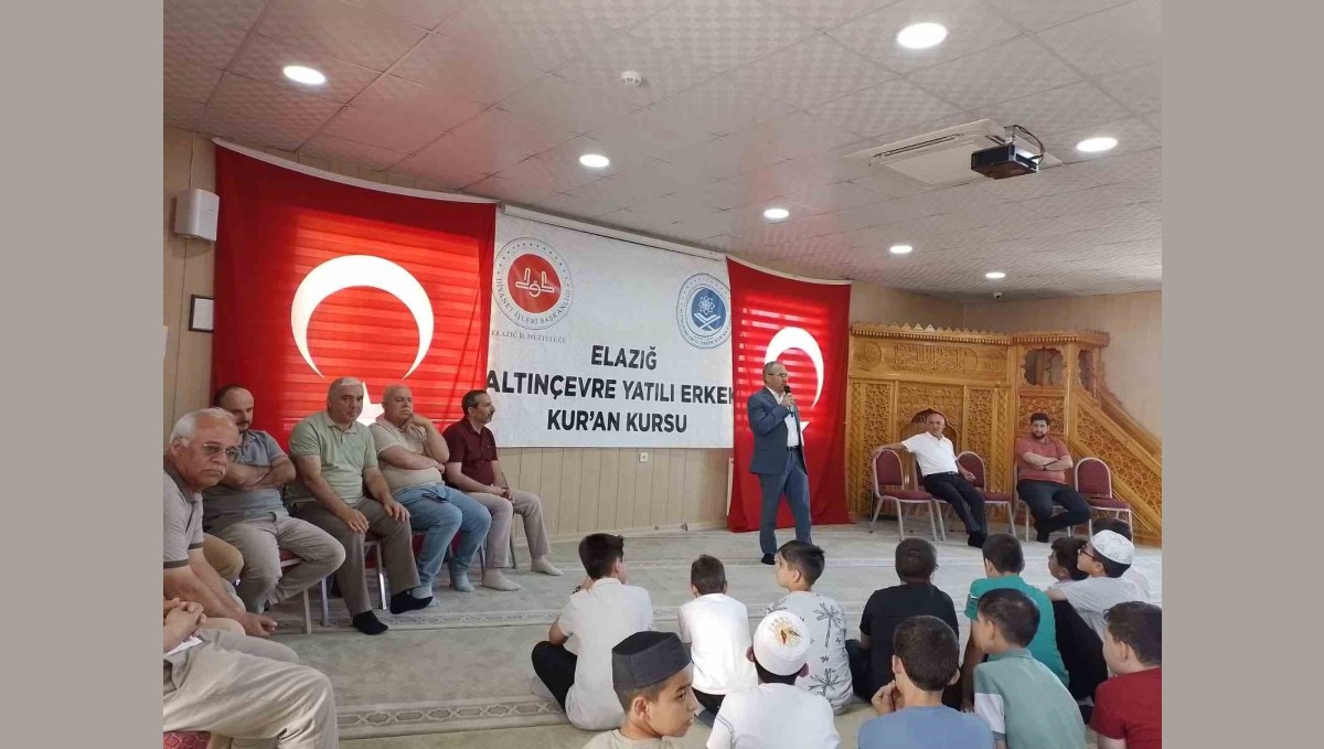 Kur'an kursunda karne ve ödül sevinci