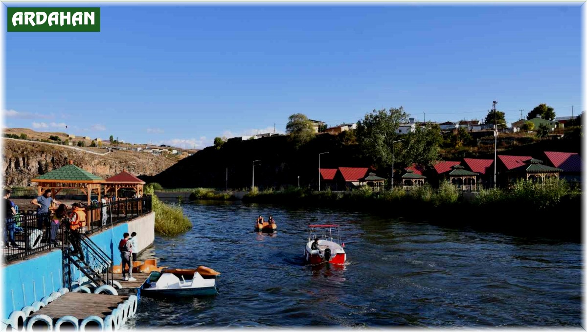 Kura Nehri'nde deniz bisikleti ve tekne keyfi