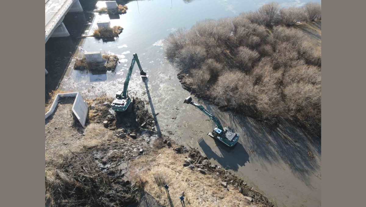 Kura Nehri'nde temizlik çalışması