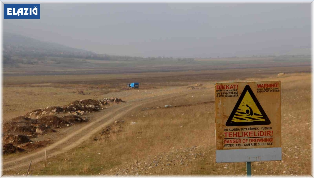 Kuraklığın en net fotoğrafı: "Suya girmek yasaktır" yazısı var, su yok