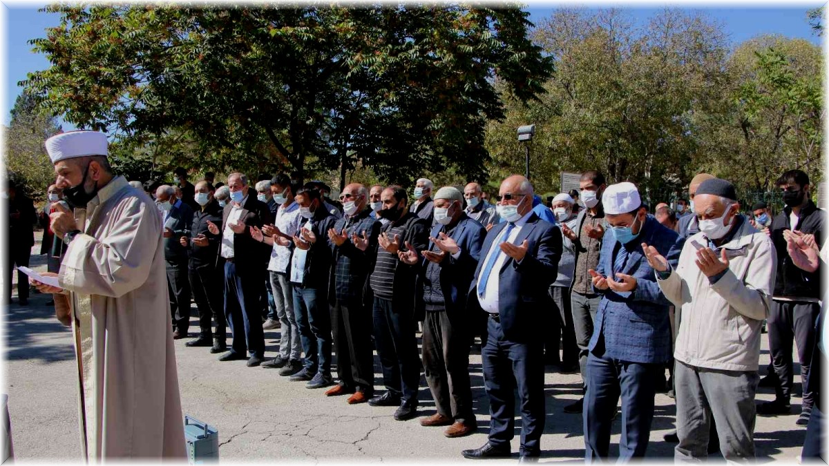 Kuraklığın etkisini gösterdiği Elazığ'da vatandaşlar yağmur duasına çıktı