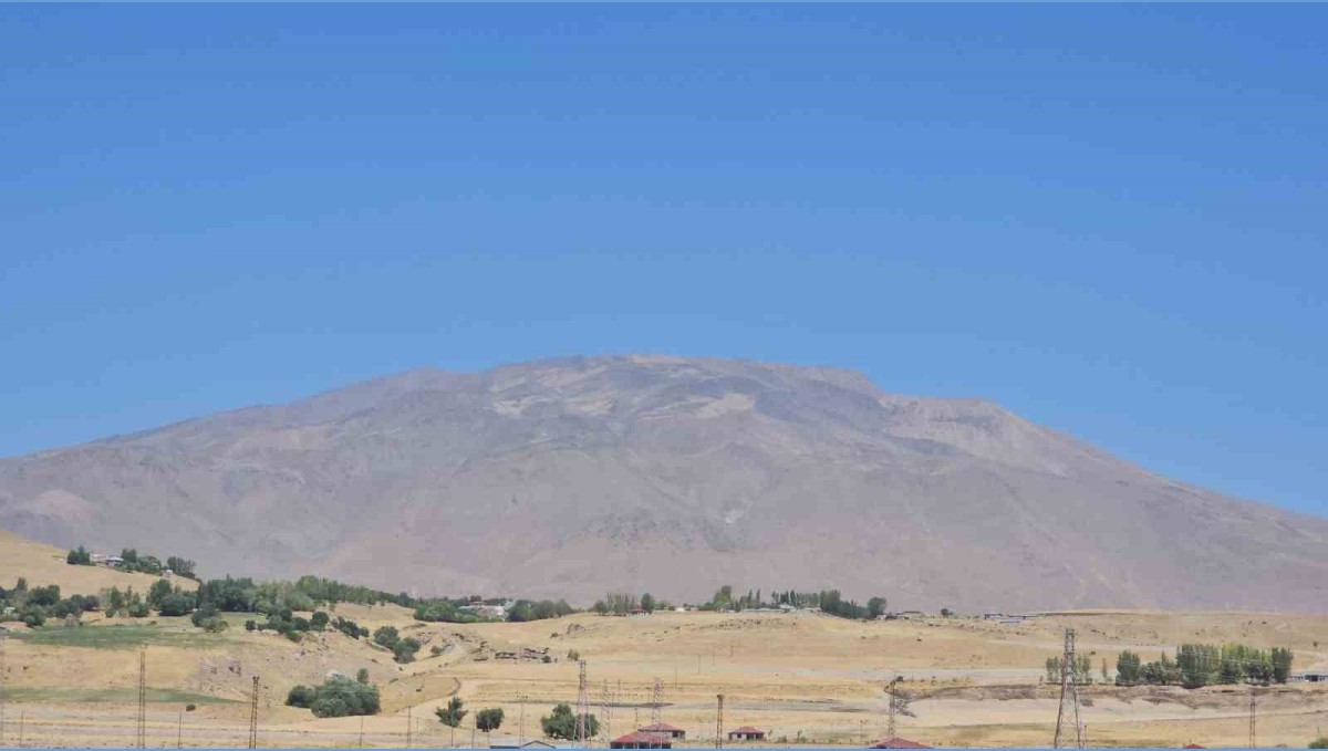 Kuraklık Süphan Dağı'nı vurdu: Aşırı sıcaklar Süphan Dağı'nın karını eritti