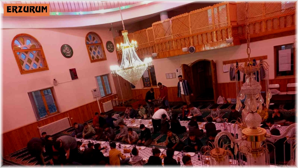 Kuran kursu öğrencilerine medine usulü iftar