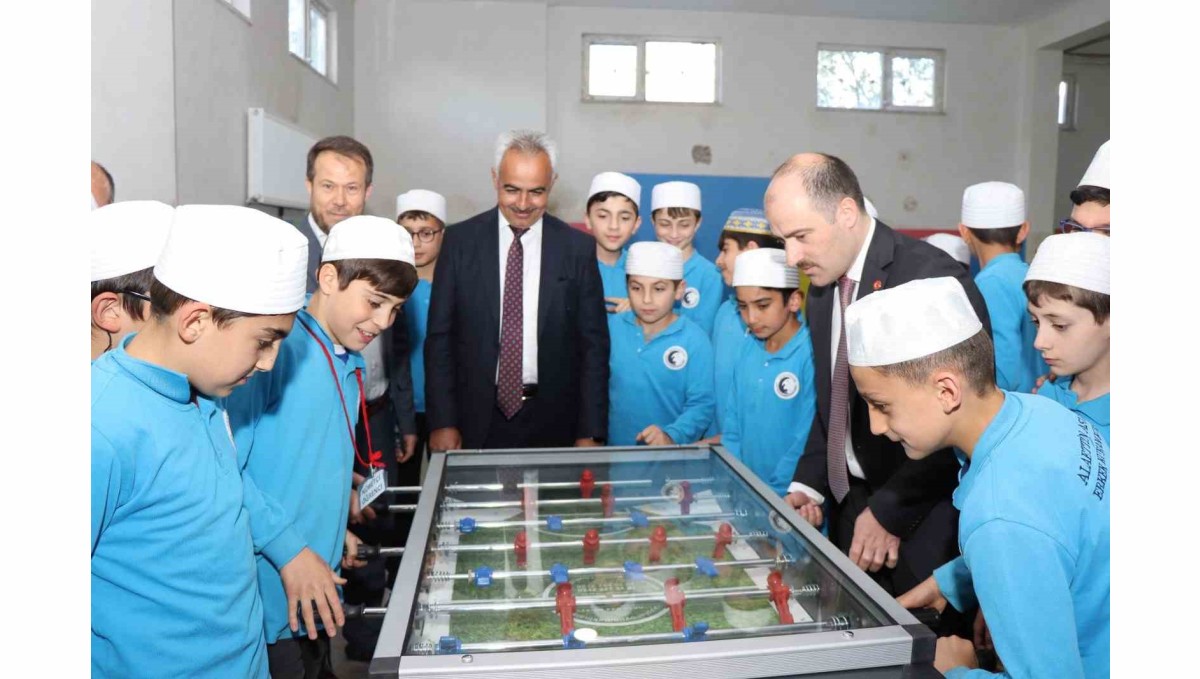 Kuran Kursu öğrencilerine oyun grubu hediye etti