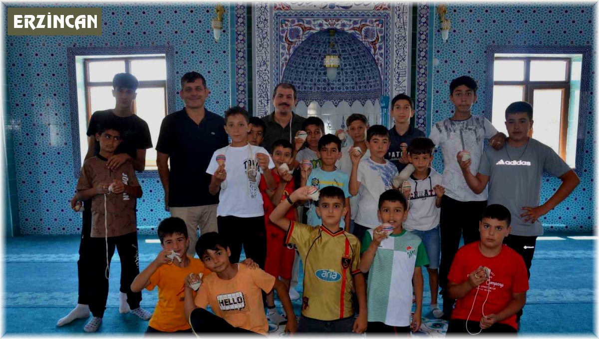 Kuran kursu öğrencilerine topaç hediye edildi