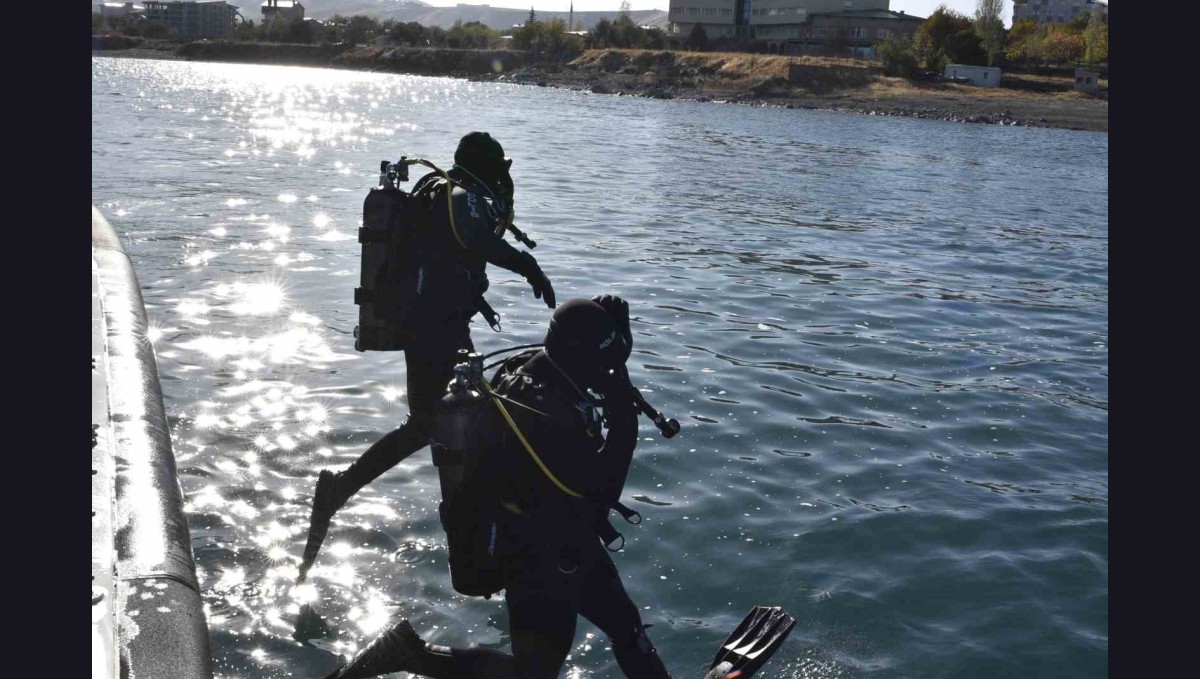 Kurbağa adamlar ve deniz polisi Van Gölü'nde kaçakçılara göz açtırmıyor