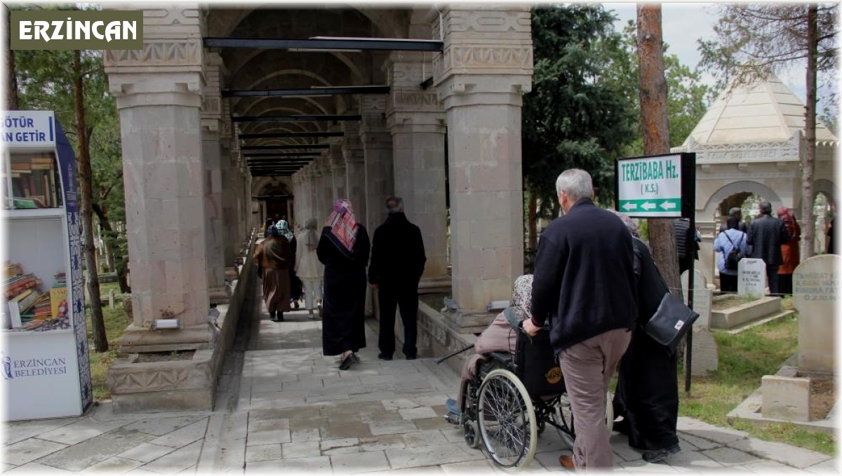 Kurban Bayramı arefesinde mezarlıklar ziyaretçiyle doldu
