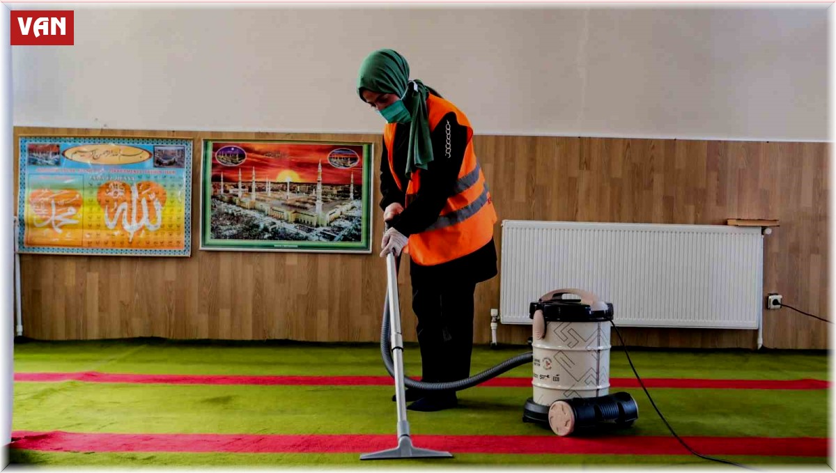 Kurban Bayramı öncesi camilerde temizlik çalışması