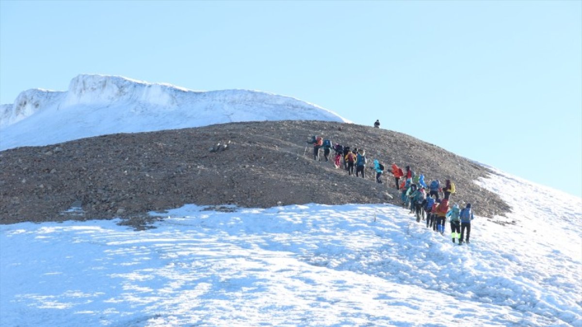 Küresel ısınmanın etkisiyle Ağrı Dağı'nın zirvesindeki buzullar küçülüyor