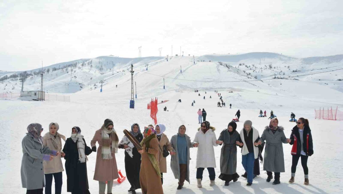 Kursiyer kadınlar kızakla kayıp halay çekmenin keyfini çıkardı