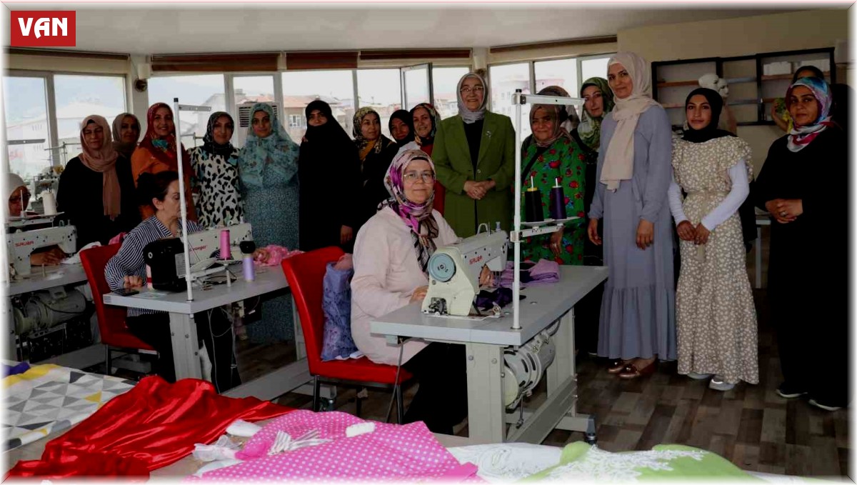 Kursiyerler yılsonu sergisine hazırlanıyorlar