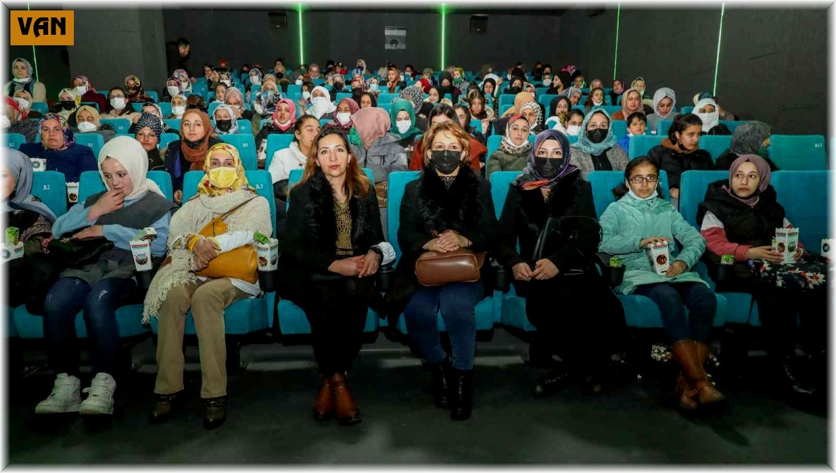 Kursiyerlere ücretsiz sinema sürprizi