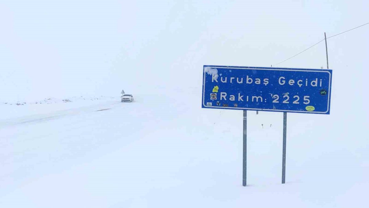 Kurubaş Geçidi'nde kar yağışı ve sis etkili oluyor