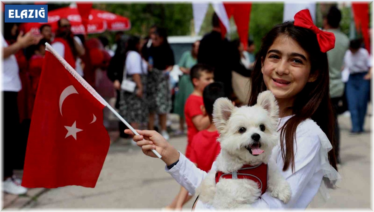 Kurulan 23 Nisan Sokağında çocuklar şiir okudu, halay çekti