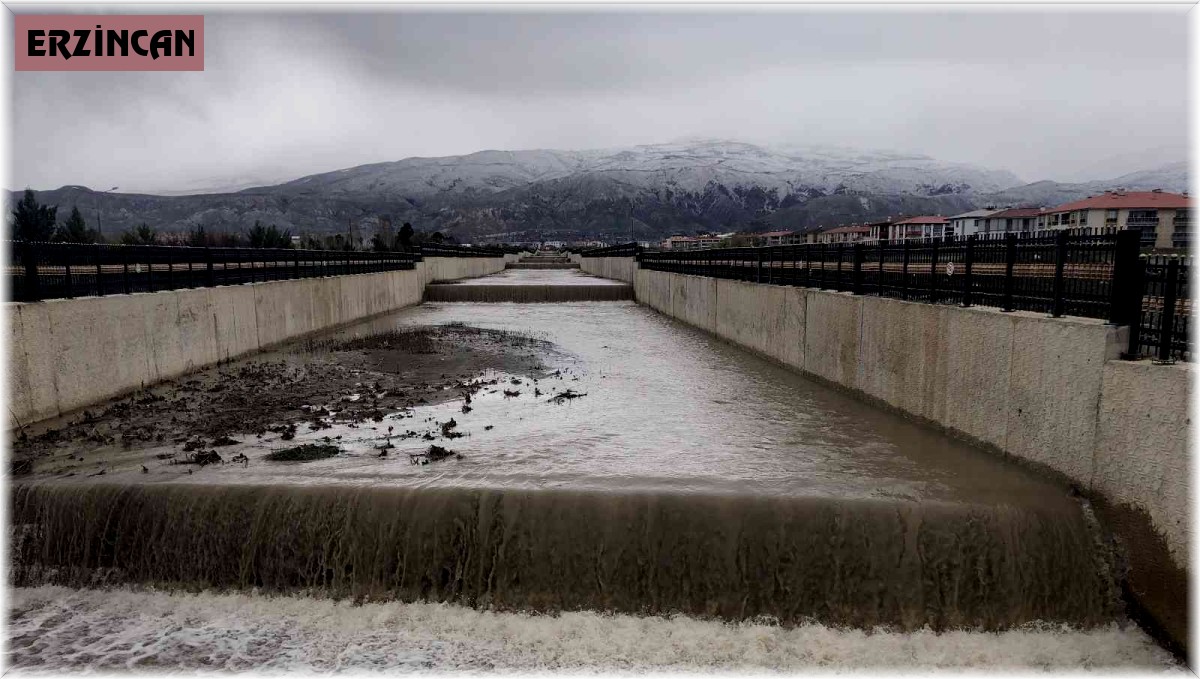 Kuruyan Vasgirt deresinden sel akıyor