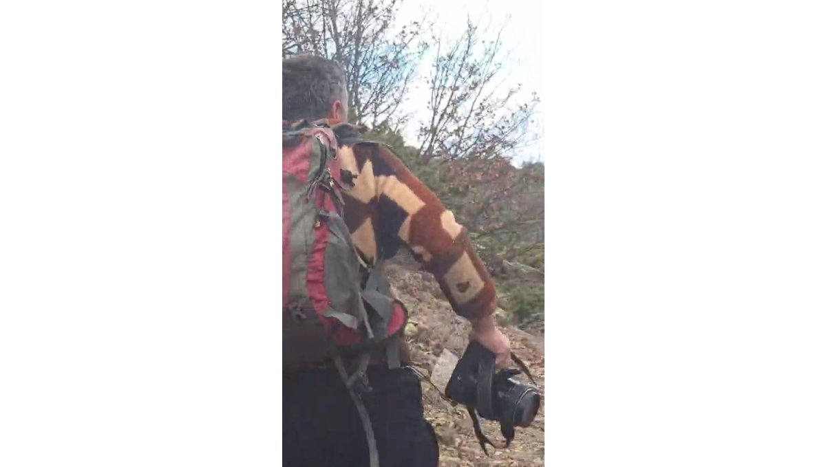 Kuş gözlemi için çıktığı arazide ayı ile karşı karşıya kaldı... Korku dolu anlar kamerada