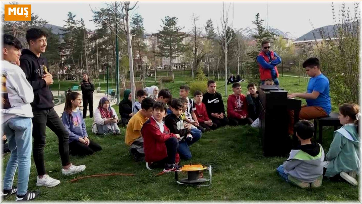 'Kusursuz kulak' Bager depremzede çocuklar için piyano çaldı