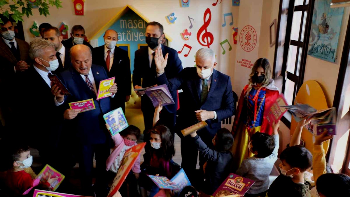 Kütüphane açılışı yapan Yıldırım, çocuklara hikâye okuyup, kitap hediye etti