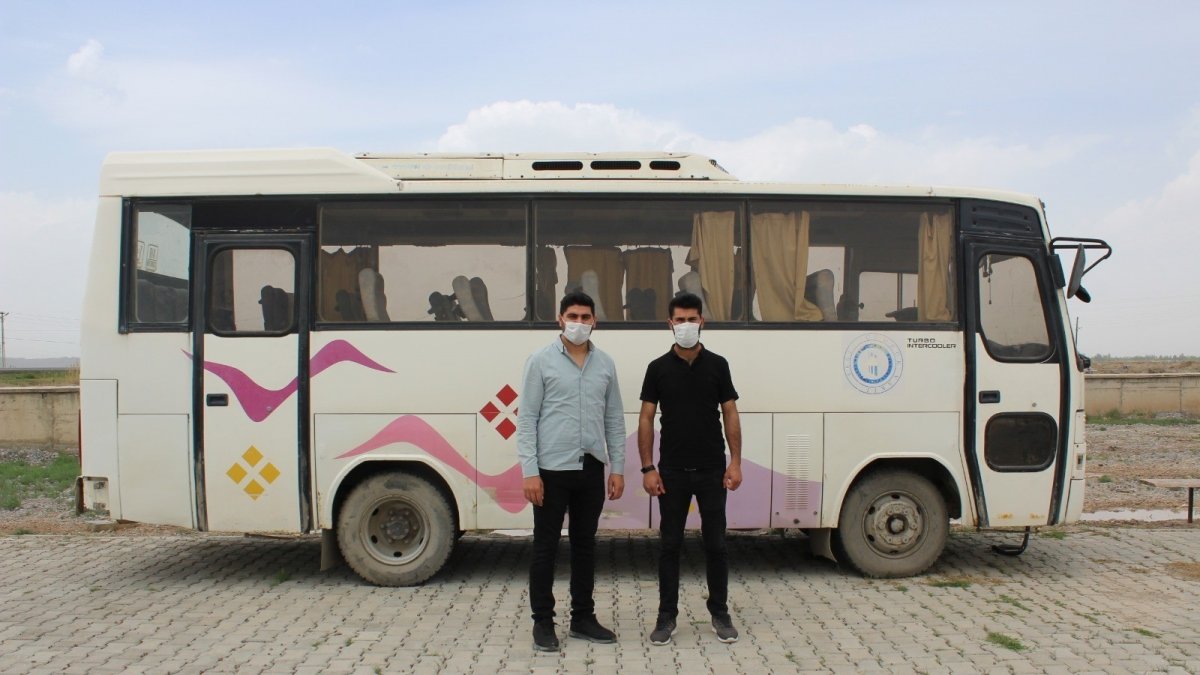 Kütüphane yapmak için aldıkları hurda araç, kuş yuvasına döndü