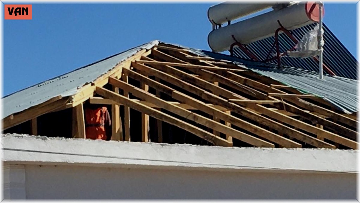 Kuvvetli rüzgar çatı uçurdu