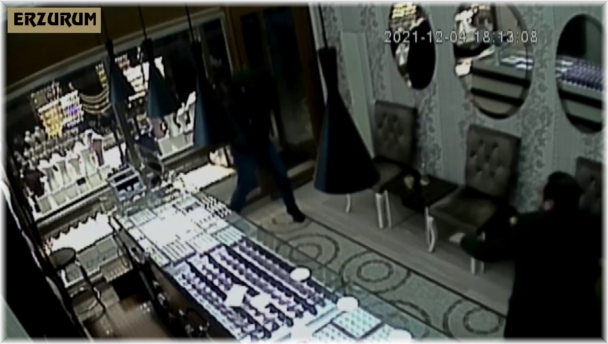 Kuyumcunun soyguncu tarafından vurulma anı güvenlik kamerasına yansıdı