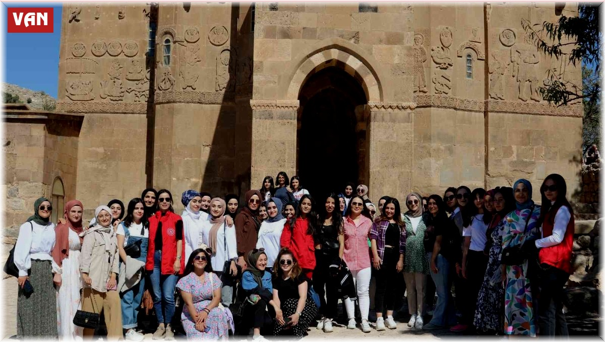 KYK yurtlarındaki öğrencilere Van'ı gezdi