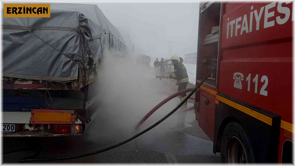 Lastiği alev alan tır itfaiye ekiplerince söndürüldü
