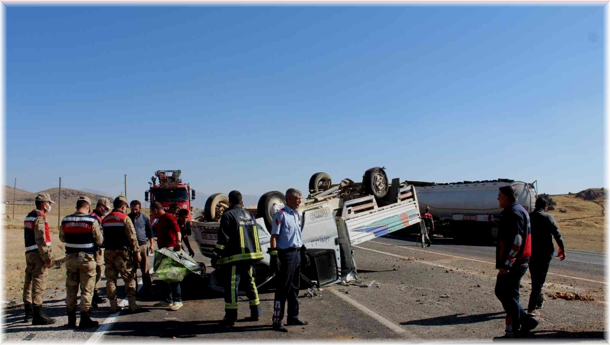 Lastiği patlayan kamyonet takla attı: 2 yaralı