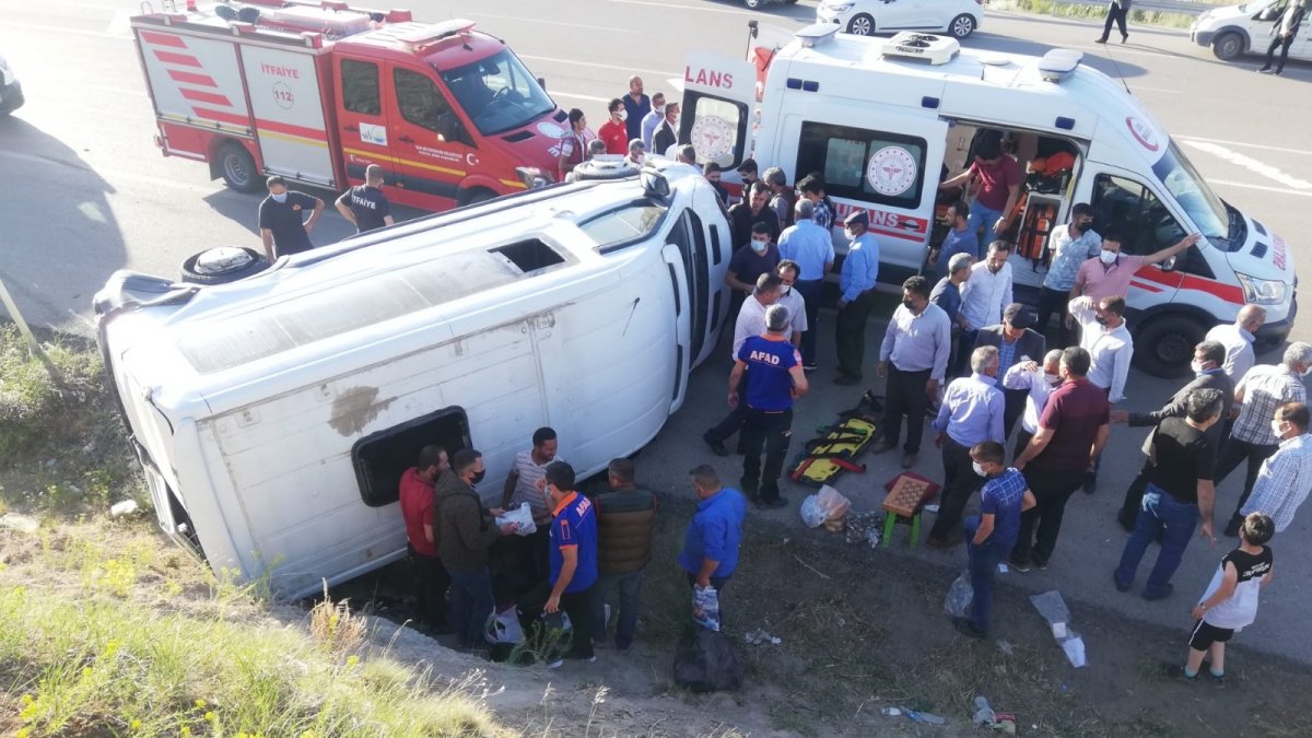 Lastiği patlayan minibüs devrildi: 8 yaralı