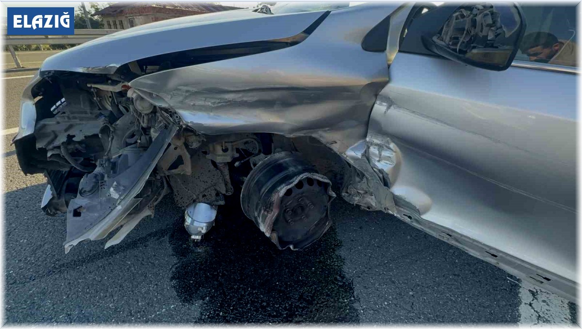 Lastiği patlayan otomobil bariyerlere çarptı: 3'ü çocuk 4 yaralı