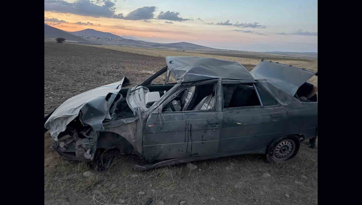 Lastiği patlayan otomobil karşı yoldan gelen cipe çarptı