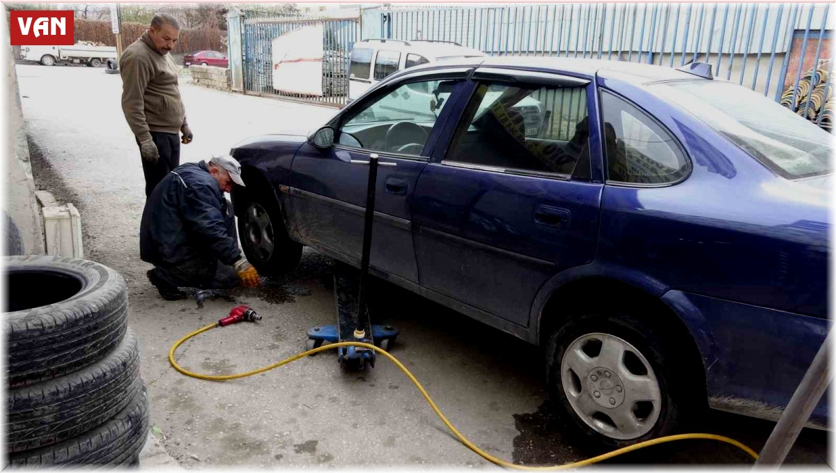 Lastik ustaları: "Kış lastiklerini kar yağmadan takın"