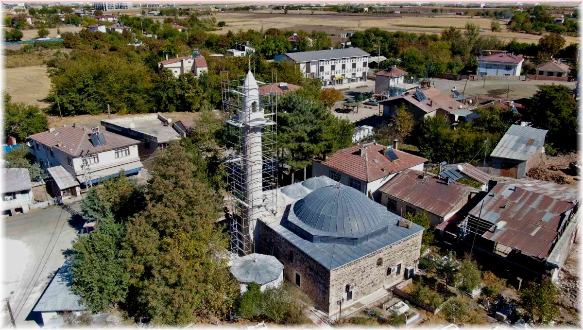 Leyleklerin yuva yapması nedeniyle yenileme çalışmaları ertelenen 386 yıllık caminin restorasyonu tamamlandı