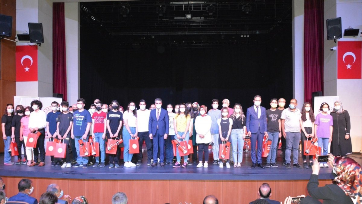 LGS ilk 100'e giren öğrenciler ödüllendirildi