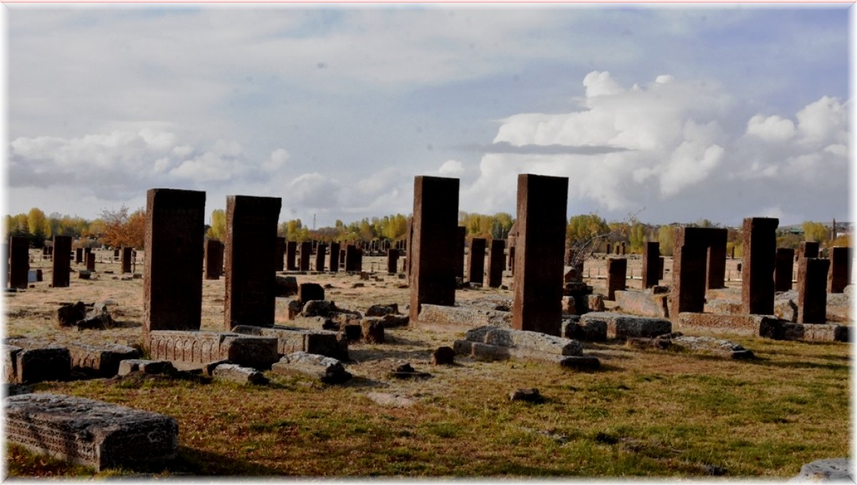 Likenleri temizlenen Selçuklu Mezarlığındaki taşlar tarihe ışık tutuyor