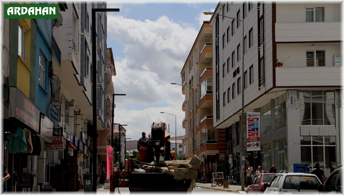Lise caddesi, yeni aydınlatma direkleriyle hayranlık uyandırıyor