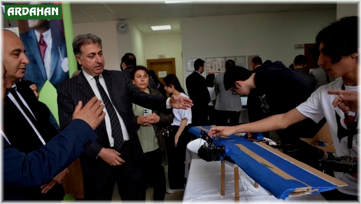 Lise öğrencileri bilim fuarında yeteneklerini sergiledi