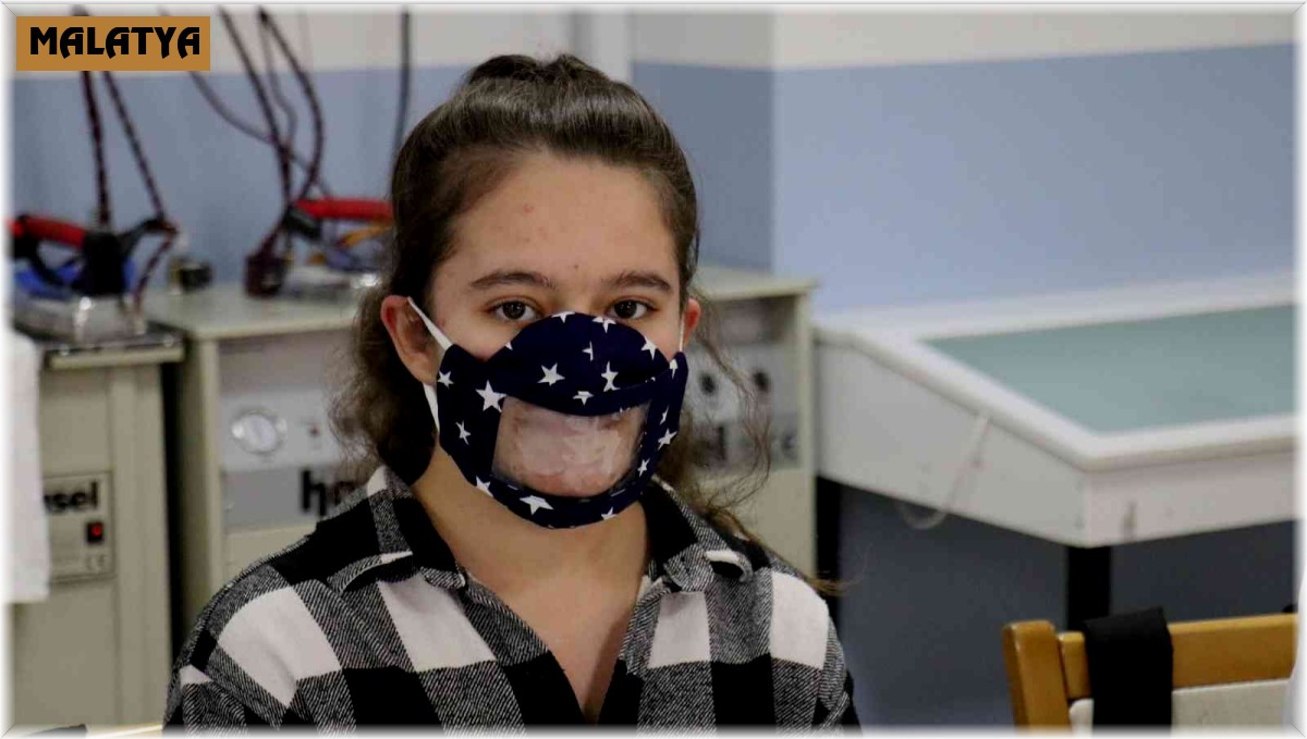 Lise öğrencileri işitme engeliler için şeffaf maske üretti