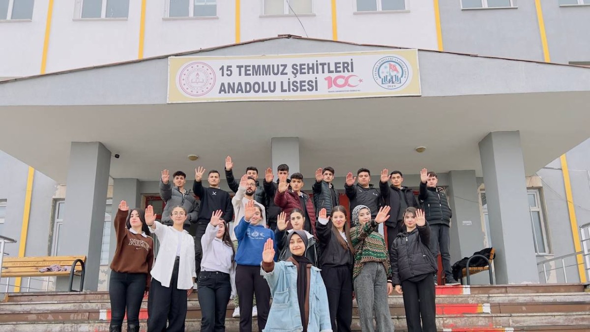 Lise öğrencileri 'Kadına Şiddete Dur' demek için kameraların karşısına geçtiler