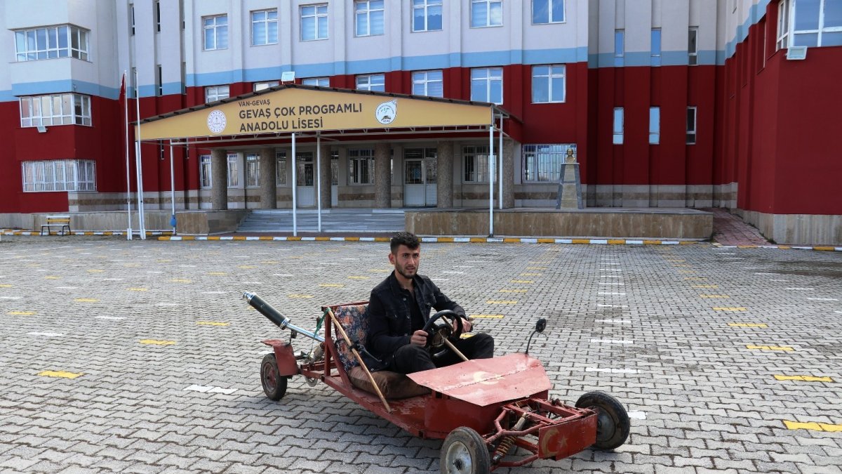 Lise öğrencisi hurdadan topladığı malzemelerle araba yaptı