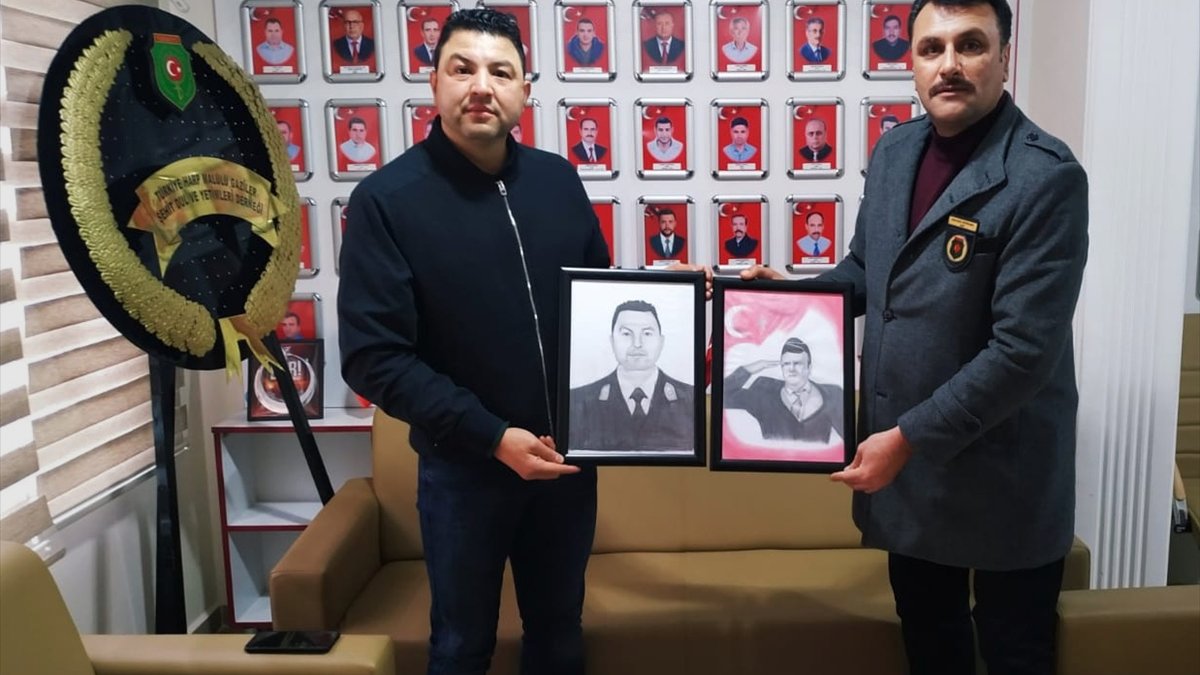 Lise öğrencisi kendilerine eğitim veren jandarmanın portresini çizdi