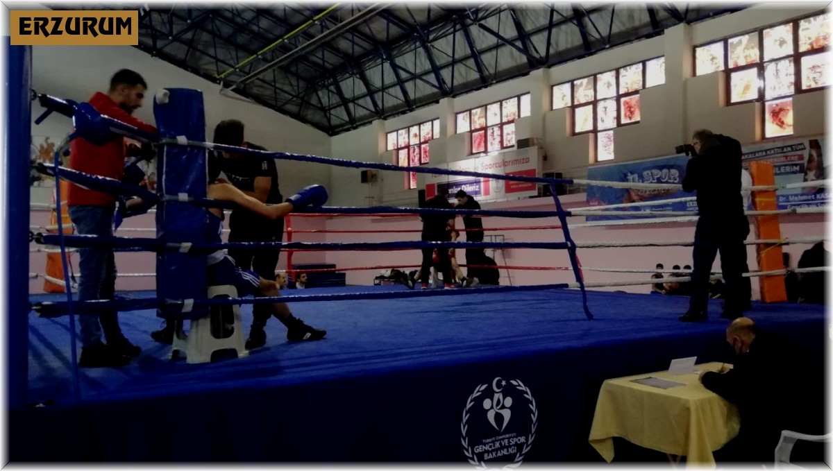 Liseli boksörler dereceye girmek için ter döktü