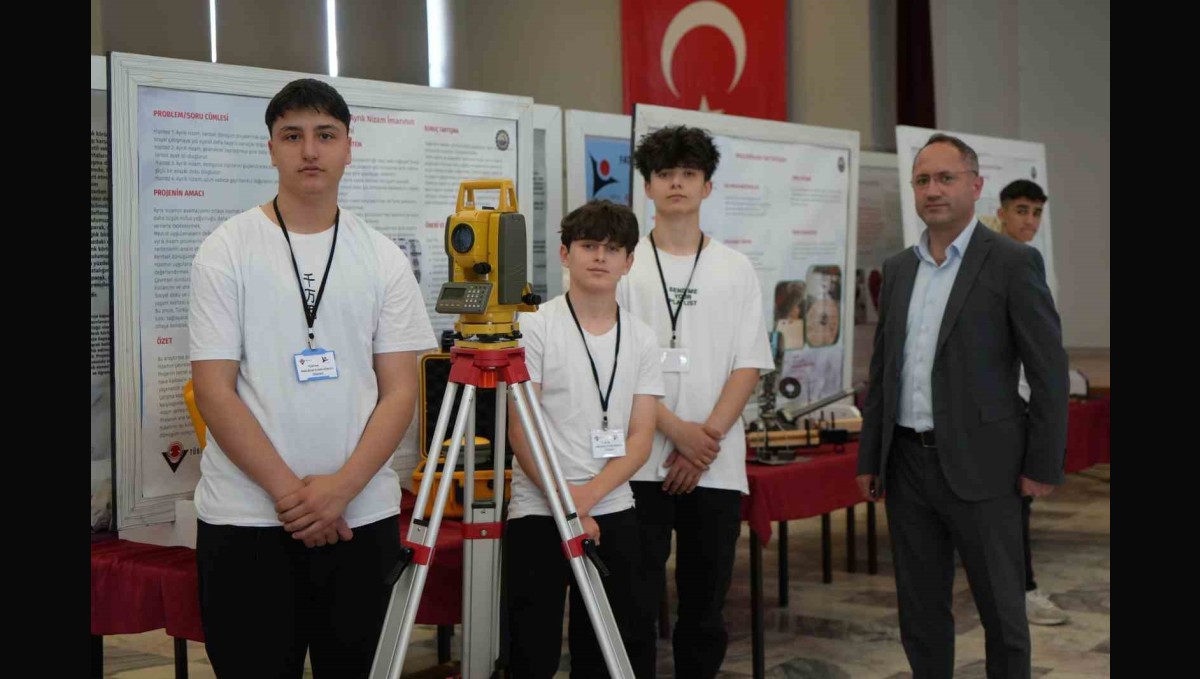 Liseli gençler projelerini sergiledi
