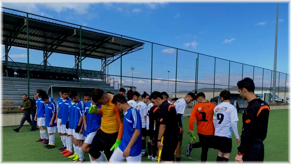 Liseli gençler yeşil sahada buluştu