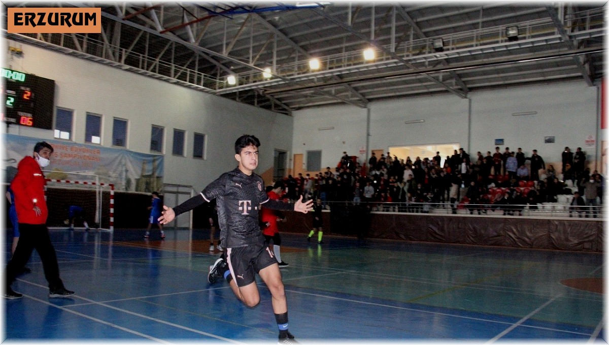 Liseli gençlerin futsal heyecanı