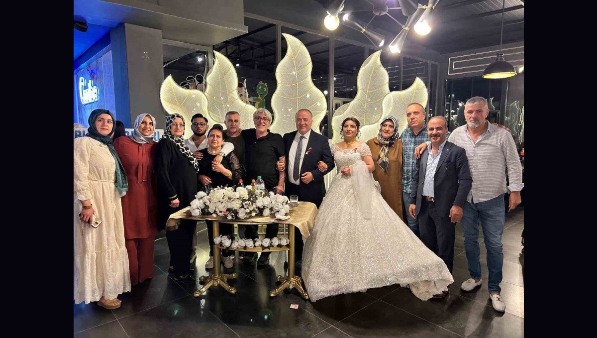 Liseli sınıf arkadaşları 34 yıl sonra karşılaştı, görüşme düğünle sonuçlandı