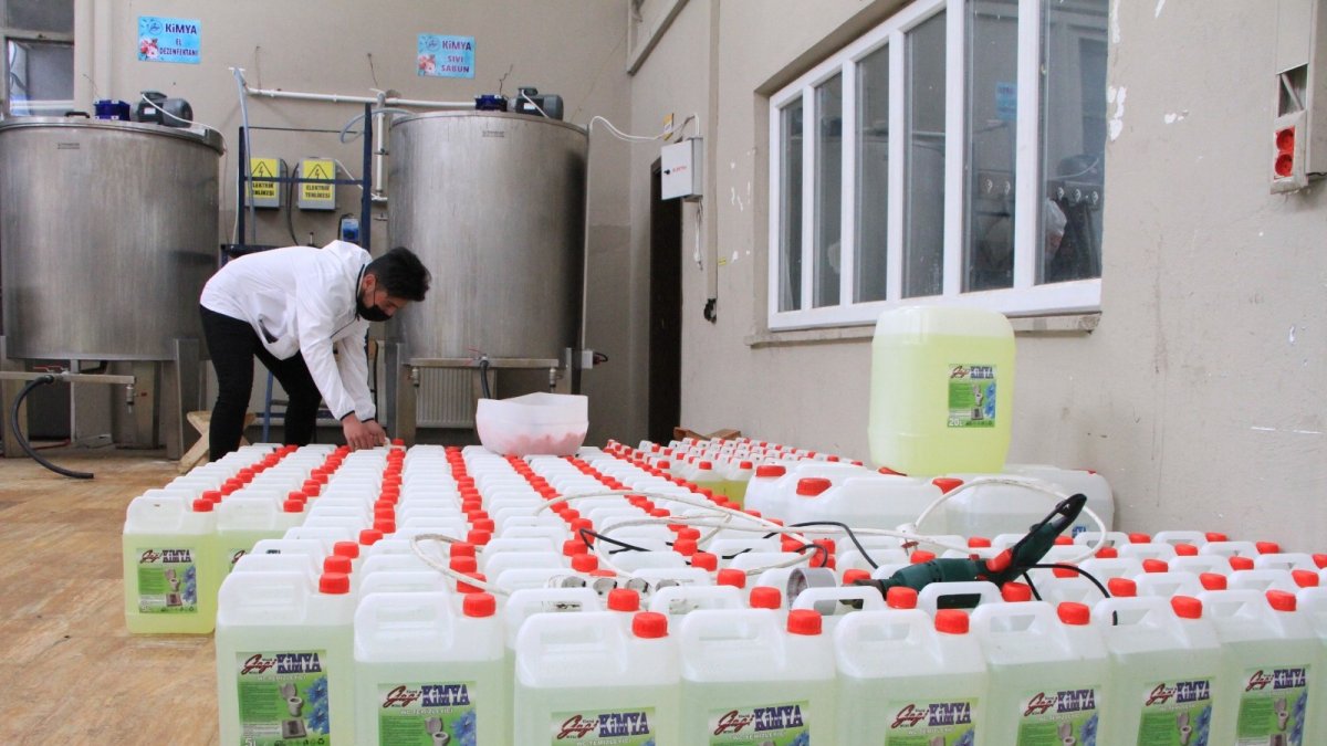 Liseliler üretti, 65 yaş üstüne ücretsiz dağıtıldı