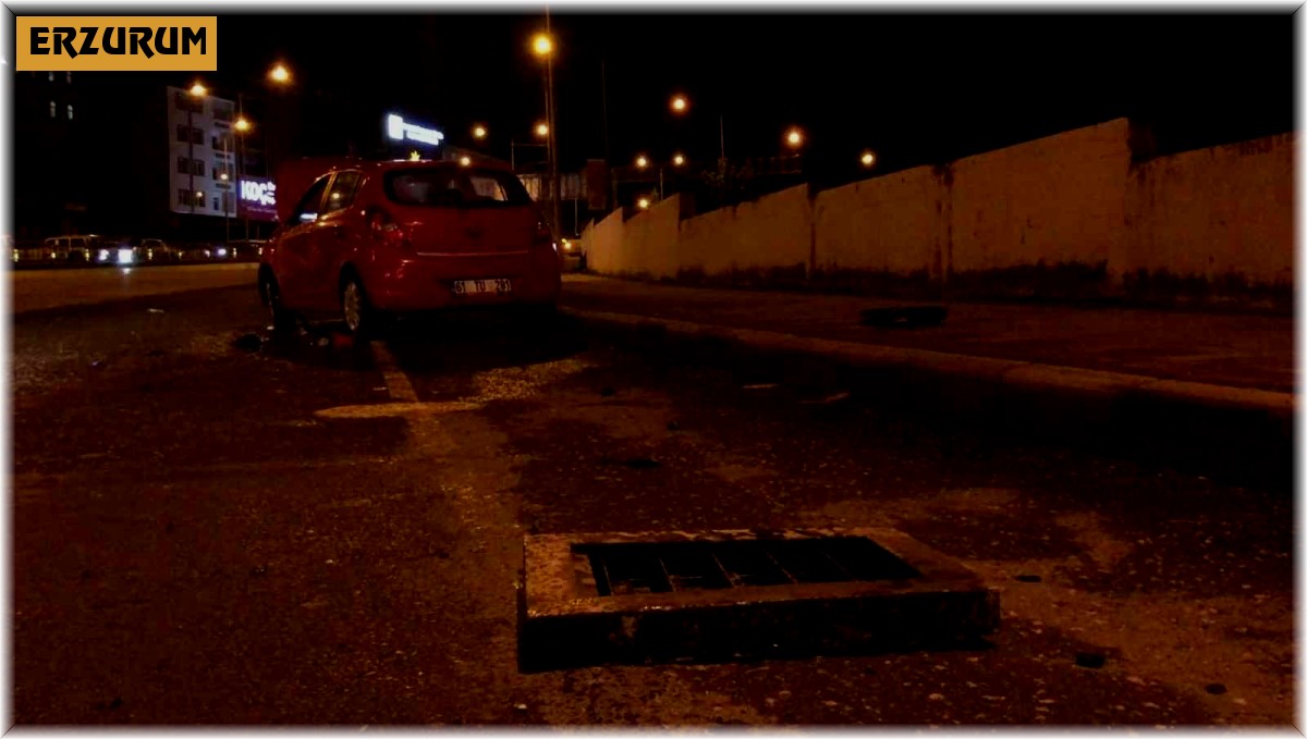 Logar kapağına çarpan otomobil devrildi: 3 yaralı